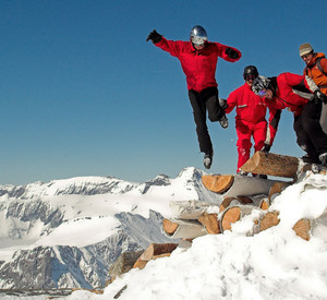 Wintersportler die in den Schnee springen